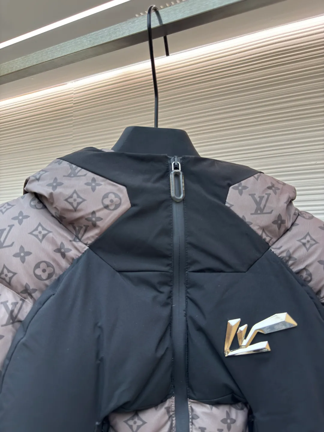 LOUIS VUITTON temperature-sensitive color-changing jacquard down jacket ●Original version: purchased and developed for 17999 ●Item number: 1680753-G45 ●Fabric: black technology fabric ●Technology: temperature-sensitive color-changing production ●Version: fitted version ●Weight: about 1475 grams ●Size: 44-46-48-50-52 ●Description: ✅Exclusively customized black technology fabric, the color of the fabric changes when the temperature reaches the specified degree, waterproof and anti-static fabric, good drape and no stretch, STORM SYSTEM waterproof surface treatment process, waterproof, windproof and breathable hydrophilic film. ✅Original data opening, coordinated proportions, loose, warm, fashionable, tolerant version, complex turning, and exquisite craftsmanship. ✅ Top-notch exquisite workmanship, in full compliance with EU requirements, each grid is filled with full down, and the interior is filled with genuine imported 90% white goose down. It is light and thin, has a delicate feel, is not easy to deform, and does not show through. Goose down is widely used in ski shirts and cold-proof clothing. The thermal insulation performance of goose down will be better under the same amount of down. The upper body is light and has no weight-bearing feeling, and the warmth retention can be imagined. ✅This heavy-duty down jacket has excellent thermal insulation performance, is light and not heavy, and has good bulk recovery after compression. Warm reminder: ⚠️Washing method: Do not wash, do not machine wash, can be dry cleaned. The overall wiring is straight and delicate, the fabric is comfortable and soft, and the color is consistent without color difference. It can be matched with the same style to create a fashionable look and control various occasions. Customized accessories, complete with three standards, same style for men and women!